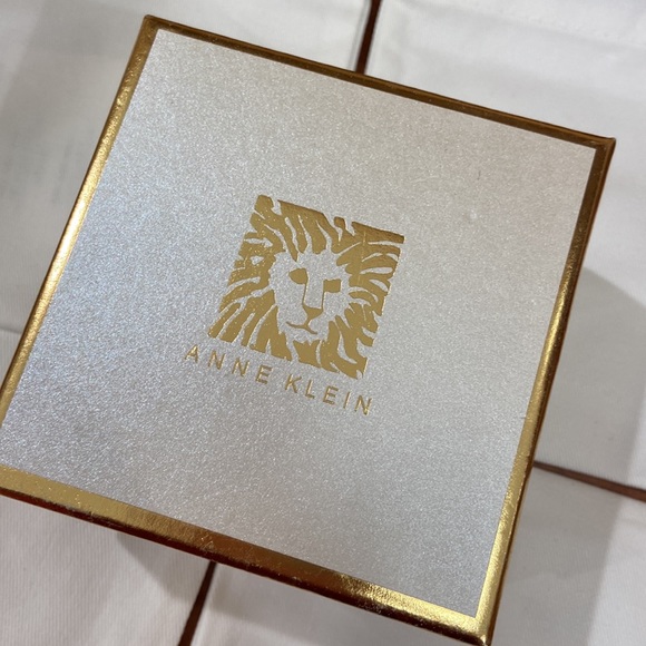 Brooches - Picture 4 of 4